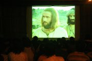 Hundreds respond to “JESUS” film in Congo